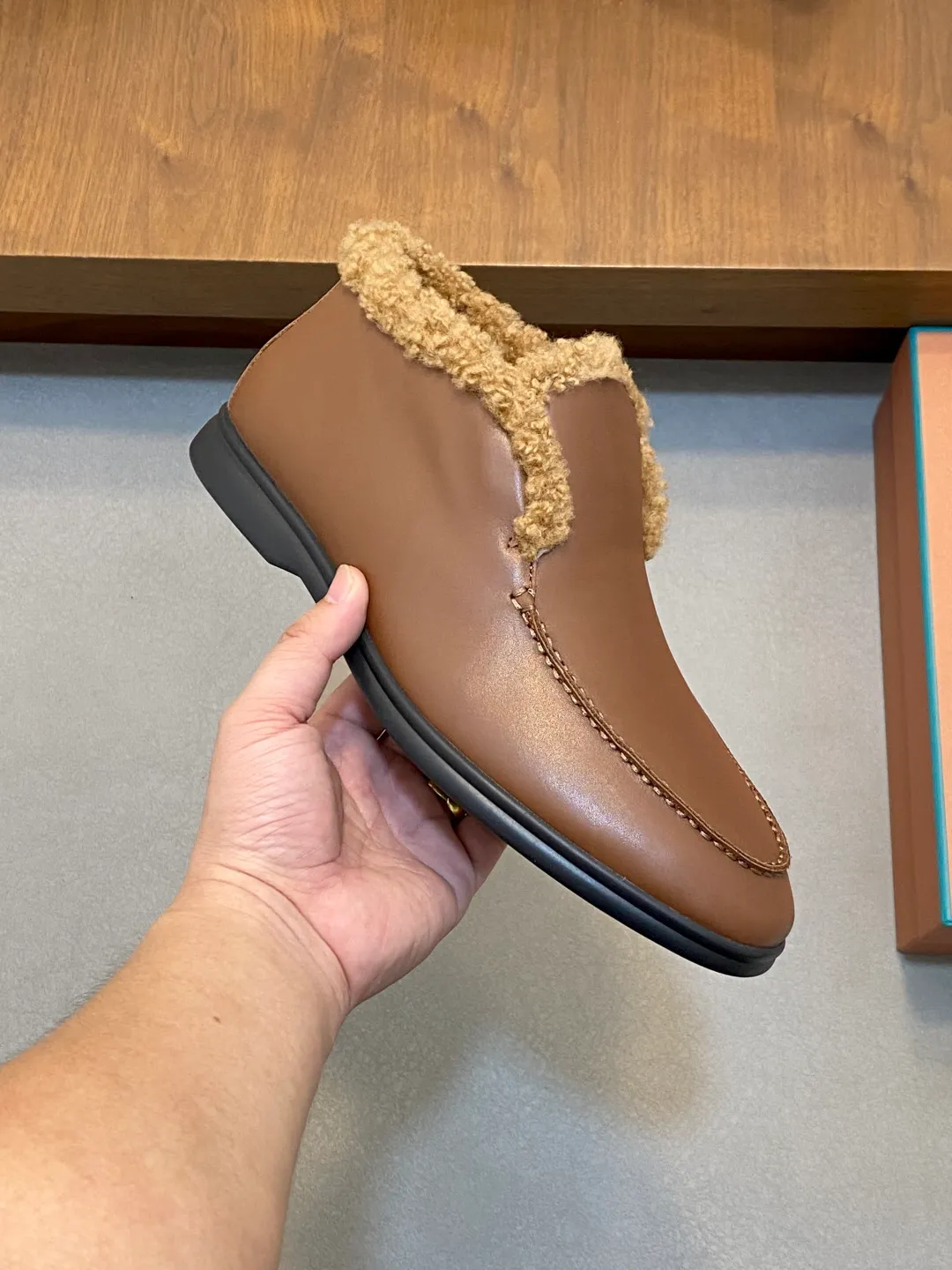 Men's Men's Shoes💰860 LoroPiana/nuoyoupiana men's new autumn and winter wool shoes, Dongguan-made raw materials are in great demand! This casual shoe is made of imported calfskin, with a full wool lining and insole for an extraordinarily comfortable and warm wearing experience. The ultra-light two-color rubber sole creates a charming modern aesthetic. There is an LP logo on the bottom. The style is simple and fashionable, and the upper foot is comfortable, warm and breathable! Comes complete with original box packaging! Size: 39-40-41-42-43-44 standard leather shoe size (45/46 can be customized but does not support returns)